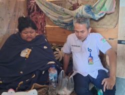 Direktur RSUD Batara Guru Jenguk Warga Sakit di Larompong, Bawa Bantuan dan Harapan