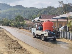 Keluhan Debu Ditangani, Warga Apresiasi Upaya Penyiraman Jalan di Bajo Barat