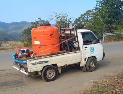 Peduli Lingkungan Sekitar Tambang, PT MDA Rutin Siram Jalan di Saronda